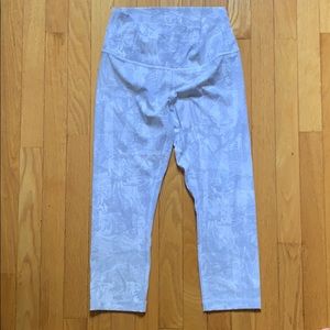 Lululemon crop gray and white all over print